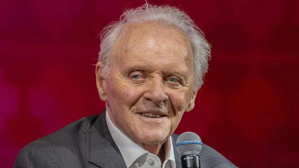 Anthony Hopkins prend le contrôle des derniers humains dans 2048, une dystopie qui enterre littéralement l'humanité