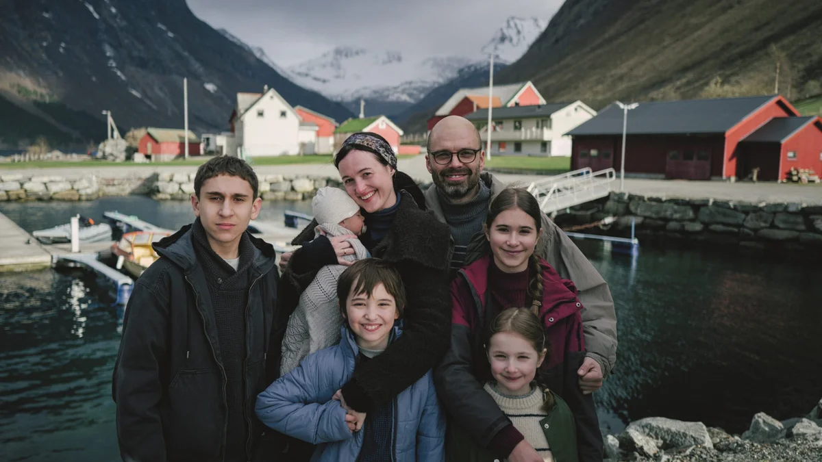 Fjord : la Palme d'or de Cristian Mungiu montre enfin le piège qui se referme sur Sebastian Stan et Renate Reinsve