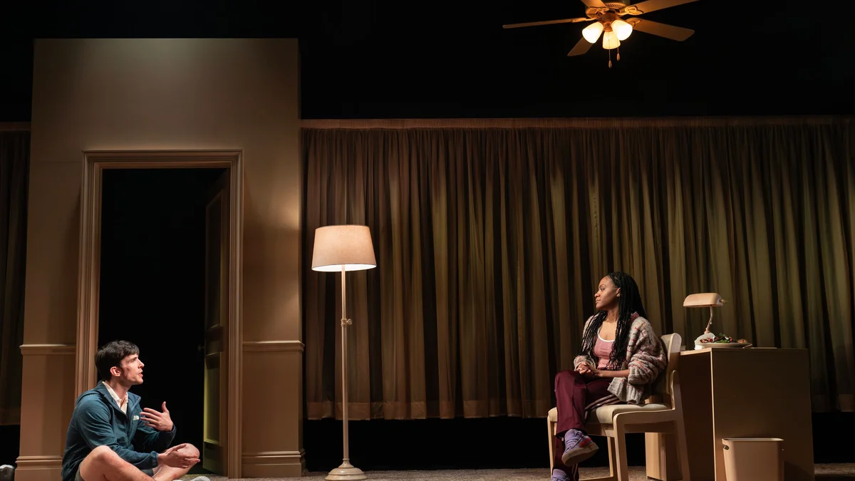 Greta Lee et Cooper Hoffman plongent dans Jonah, une adaptation qui garde son équipe de théâtre aux commandes