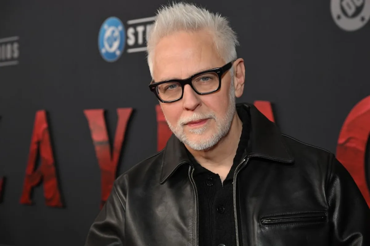 James Gunn photographié devant les logos DC Studios lors de la première hollywoodienne de Clayface en octobre 2026
