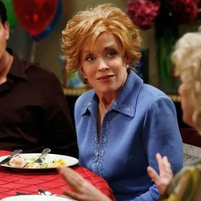 Mon oncle Charlie : quatre nominations aux Emmy, aucune augmentation, Holland Taylor raconte pourquoi elle a dit non