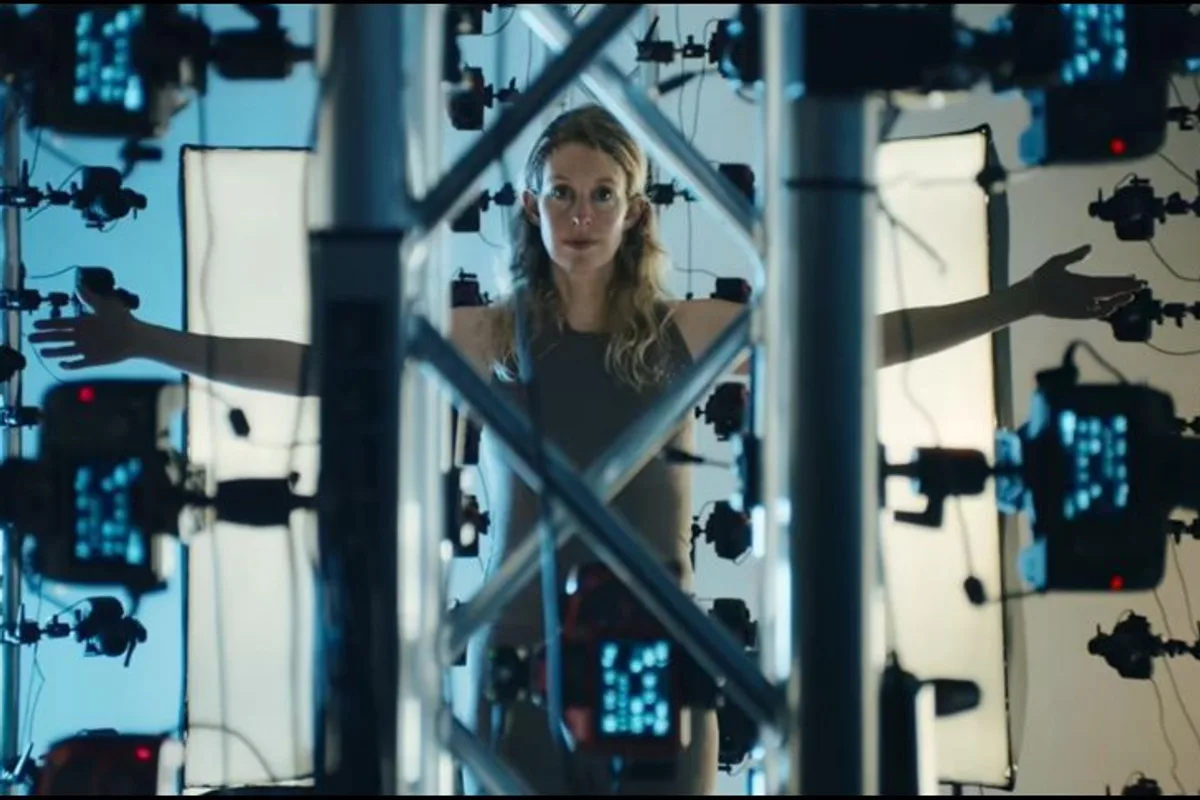 Elizabeth Holmes filmée au milieu d'un dispositif de caméras et de projecteurs dans You Can See Everything