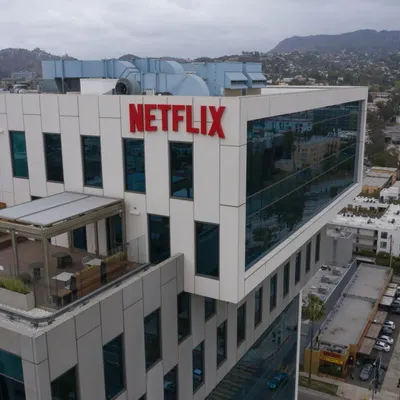 Netflix gagne toujours des milliards, mais change ses patrons et supprime 1 000 postes : pourquoi le géant du streaming s'inquiète
