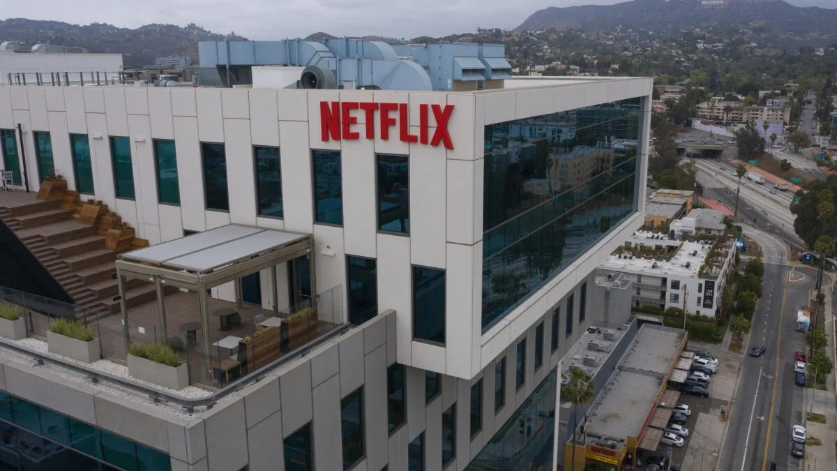 Netflix gagne toujours des milliards, mais change ses patrons et supprime 1 000 postes : pourquoi le géant du streaming s'inquiète
