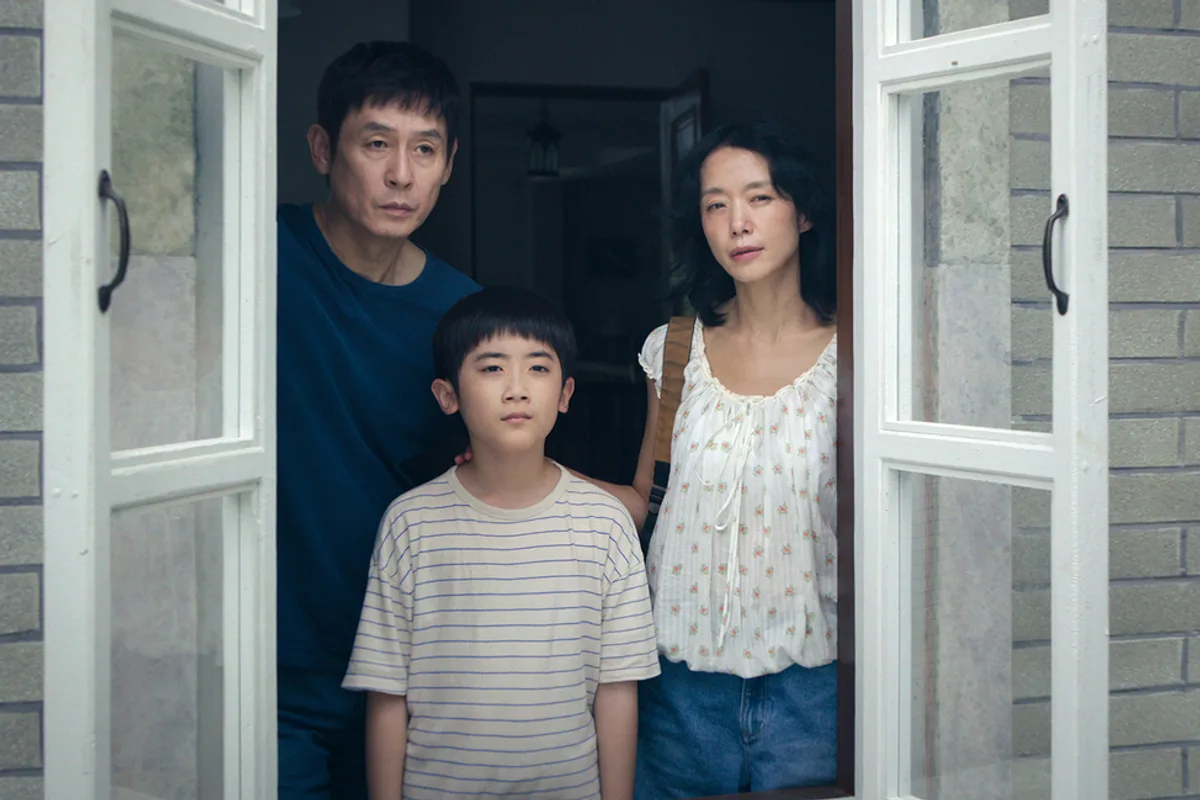 Une famille réunie sur le seuil de sa maison dans Possible Love