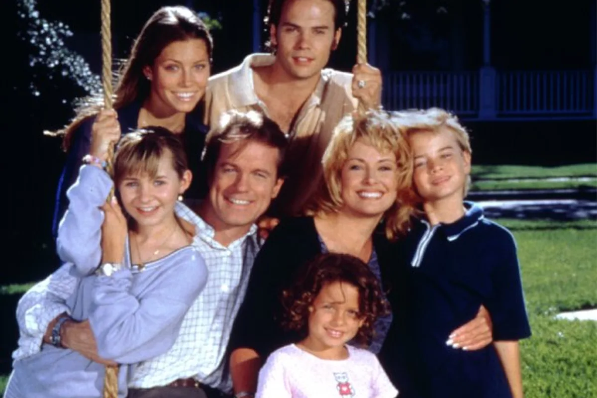 La famille Camden réunie sur une photographie promotionnelle de la série Sept à la maison