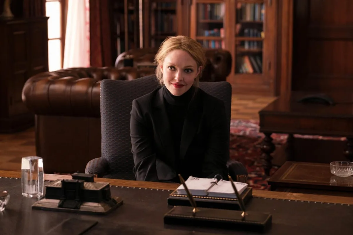 Amanda Seyfried dans The Dropout, incarnant Elizabeth Holmes au sein des bureaux de Theranos