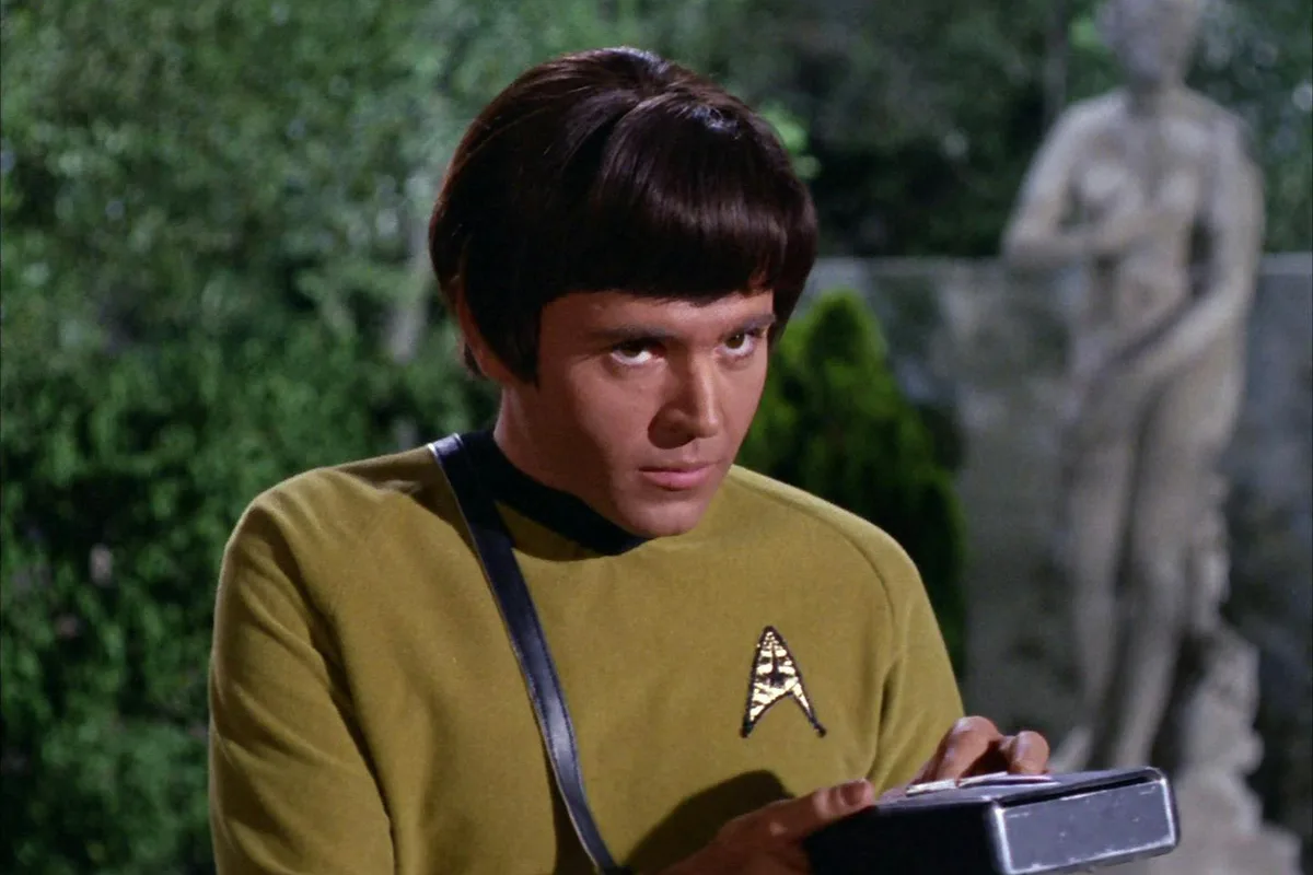 Pavel Chekov, interprété par Walter Koenig, utilise un tricordeur dans un épisode de la série originale Star Trek