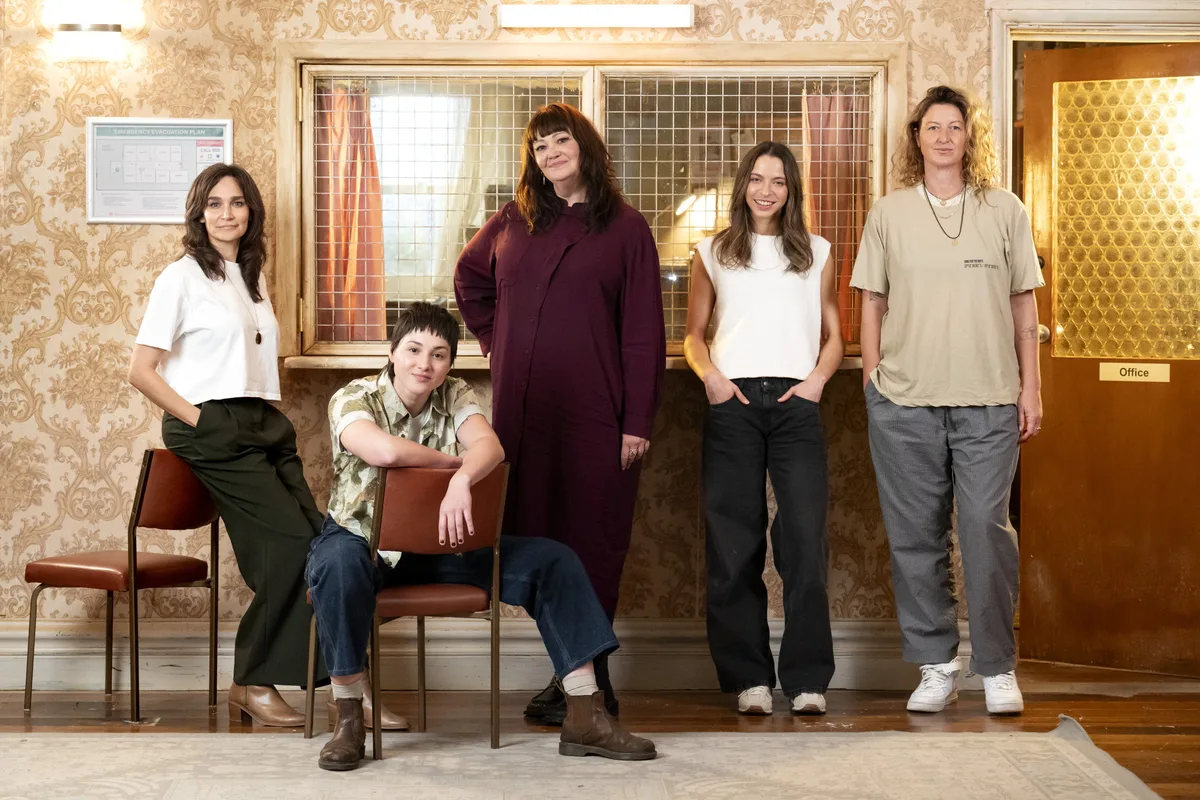 Nicole da Silva, Chenile Chandler, Katrina Milosevic, Alex King et Kate Box réunies sur le décor de Wentworth: Halfway Home