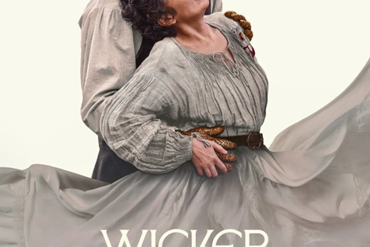 Affiche du film Wicker représentant Olivia Colman dans les bras de son mari d'osier